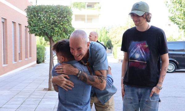 Ο Ντάνιελ Ντέι Λιούις με τον γιο του Ρόναν επισκέφθηκαν παιδιά με εγκεφαλική παράλυση