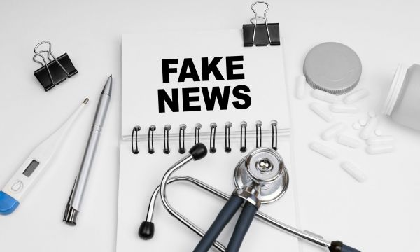 Fake news στην Υγεία: Πώς θα εντοπίζονται οι ψευδείς πληροφορίες για την υγεία στην Ελλάδα