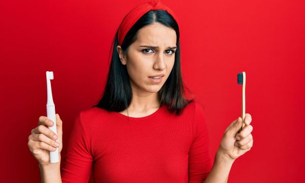 Η οδοντόβουρτσά σας είναι γεμάτη βακτήρια - Μήπως ήρθε η ώρα να την αλλάξετε;