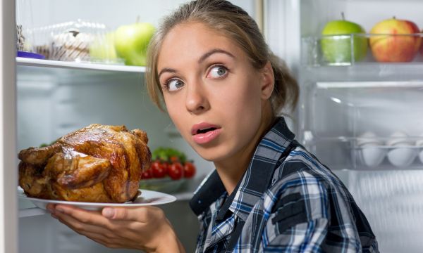 Τι συμβαίνει αν τρώτε μετά τις 8 μ.μ., σύμφωνα με τους ειδικούς