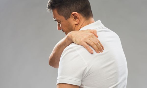 Καρκίνος πνεύμονα: Πιθανό σημάδι ο πόνος στην πλάτη – Τι θα νιώσετε