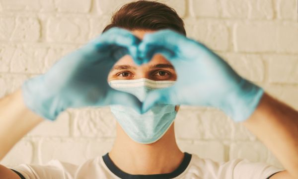 Πώς γρίπη, COVID-19 και κοινές ιώσεις ίσως αυξάνουν τον κίνδυνο καρδιακής προσβολής και εγκεφαλικού