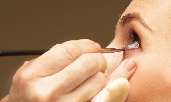 Πώς να καθαρίζετε τα πινέλα μακιγιάζ με ασφάλεια και αποτελεσματικότητα