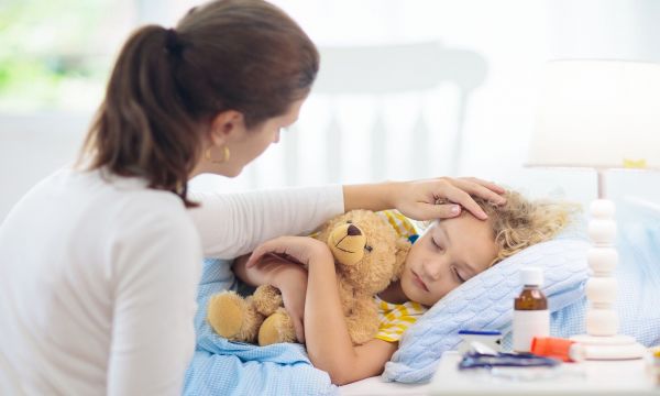 Τι να κάνετε στο σπίτι αν το παιδί έχει κολλήσει αναπνευστικό συγκυτιακό ιό