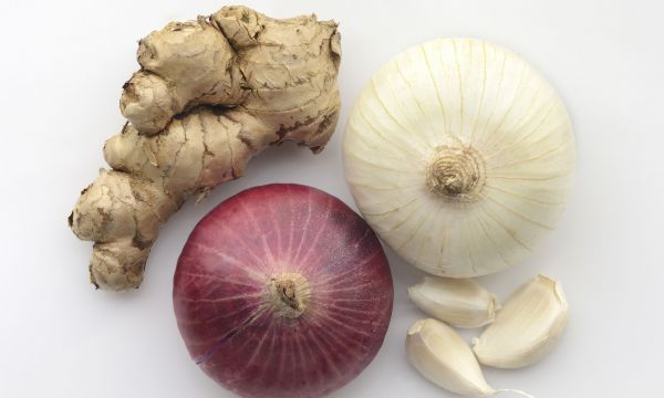 Τι κάνει η κατανάλωση ωμού σκόρδου, κρεμμυδιού και τζίντζερ στην καρδιά