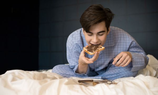 Γιατί ξυπνάτε πεινασμένοι; Συμβουλές για την μείωση της νυχτερινής πείνας