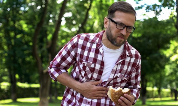 Ναυτία μετά το φαγητό: Συνήθεις αιτίες και πώς να την σταματήσετε