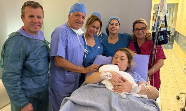 Γεννήθηκε κοριτσάκι μετά από μεταμόσχευση ωοθηκικού ιστού στη μητέρα - Γιατί είναι σπάνια περίπτωση