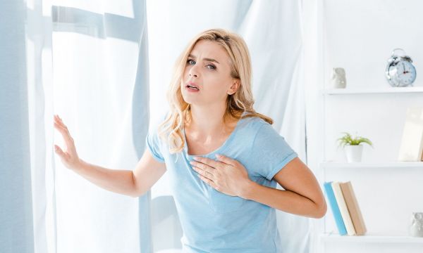 Ξαφνικός, οξύς πόνος στο στήθος: Οι 7 συνήθεις αιτίες - Πότε να ζητήσετε βοήθεια