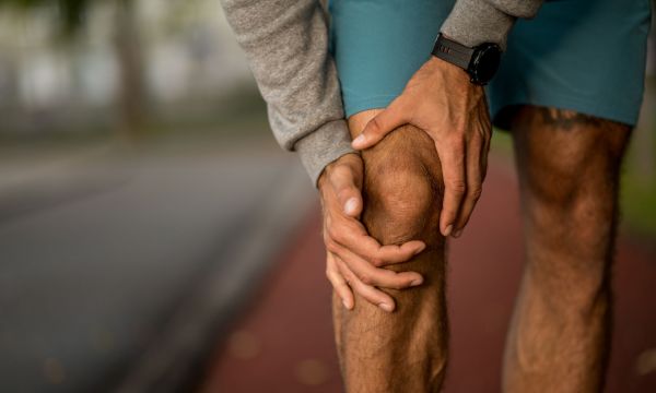 Πόνος στο γόνατο: Πότε οφείλεται σε αρθρίτιδα και πότε σε χονδροπάθεια;