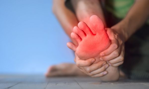 Αίσθημα καύσου στα πόδια: Όλες οι πιθανές αιτίες και τι σημαίνουν για την υγεία σας