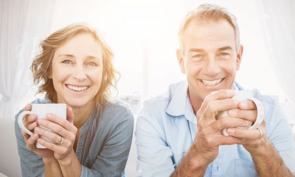 Μήπως ο καφές σας γερνάει πιο γρήγορα; Πώς επιδρά η καφεΐνη στο δέρμα