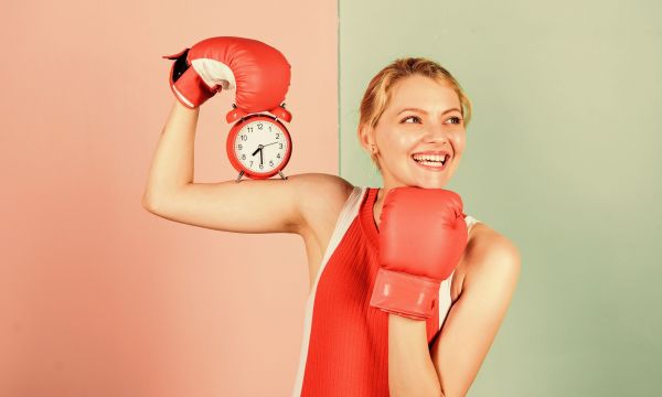 Ποια ώρα της ημέρας τα επίπεδα κορτιζόλης είναι υψηλότερα — Τι σημασία έχει για την υγεία σας