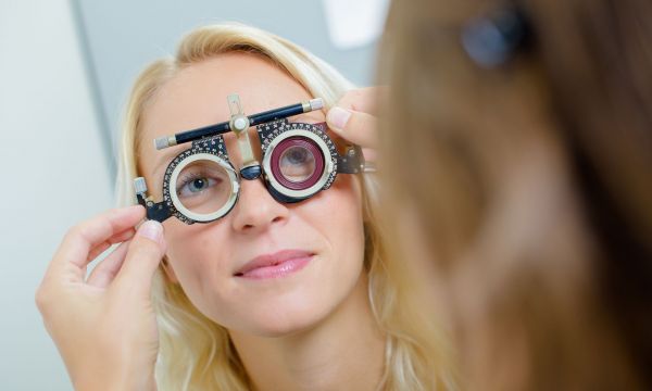 Τι είναι ο κερατόκωνος: Συμπτώματα, αιτίες, διάγνωση και θεραπεία