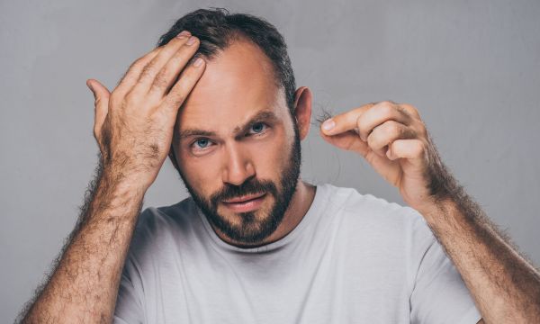 Ξαφνική απώλεια μαλλιών: 14 αιτίες και πώς αντιμετωπίζονται