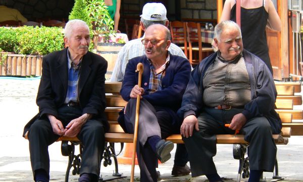 Ζούμε περισσότερο αλλά γερνάμε ως έθνος - 1 στους 3 άνω των 65 έως το 2060