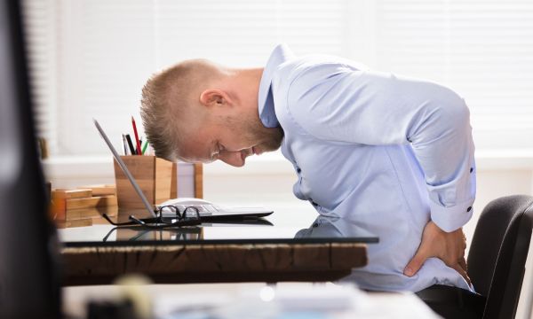 Πόνος στην πλάτη: Τι είναι η αναλογία 30:15 για όσους έχουν καθιστική εργασία