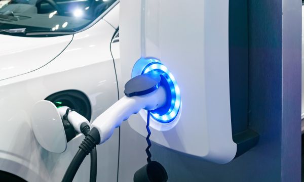 Τι πρέπει να ξέρετε για τα ηλεκτρομαγνητικά πεδία στα ηλεκτροκίνητα οχήματα