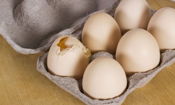 Είναι ασφαλές να φάτε ένα ραγισμένο αυγό στην καρτέλα;