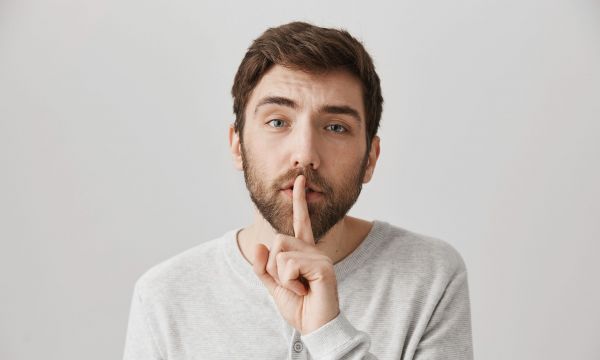 Ανδρική κατάθλιψη: Συμπτώματα και κρυμμένα σημάδια που οι άνδρες συχνά αγνοούν