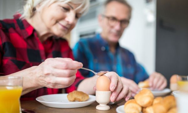 Τι να τρώτε και να αποφεύγετε για πιο δυνατά οστά, σύμφωνα με τους ειδικούς
