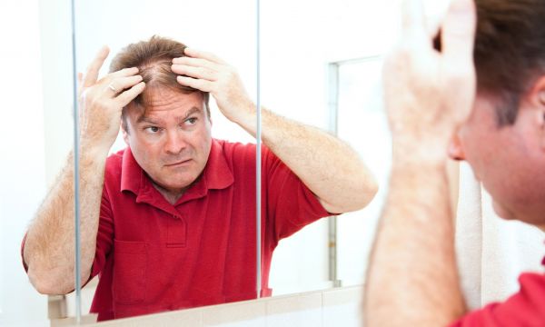 Κάνει καλό η βιοτίνη στα μαλλιά; Τι απαντούν έρευνες και ειδικοί