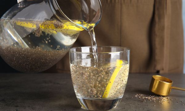 Τι συμβαίνει όταν πίνετε σπόρους Chia και νερό με λεμόνι κάθε πρωί