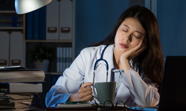 Ποιος τύπος μαγνησίου βοηθάει τον ύπνο όσων εργάζονται σε νυχτερινές βάρδιες