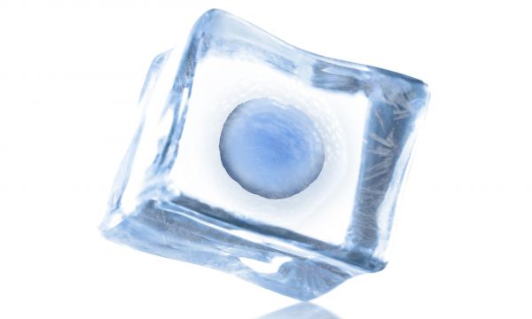 Κατάψυξη ωαρίων: Ποια είναι η διαδικασία και τι πρέπει να γνωρίζετε πριν προχωρήσετε