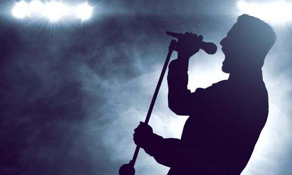 Οι διάσημοι τραγουδιστές πεθαίνουν 4 χρόνια νωρίτερα από μη διάσημους – Απίστευτα πιστευτή έρευνα