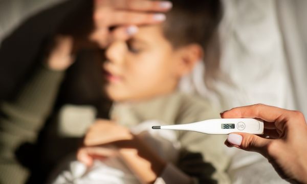 Γιατί ανεβαίνει ο παιδικός πυρετός τη νύχτα: Τι θέλουν οι παιδίατροι να γνωρίζουν οι γονείς