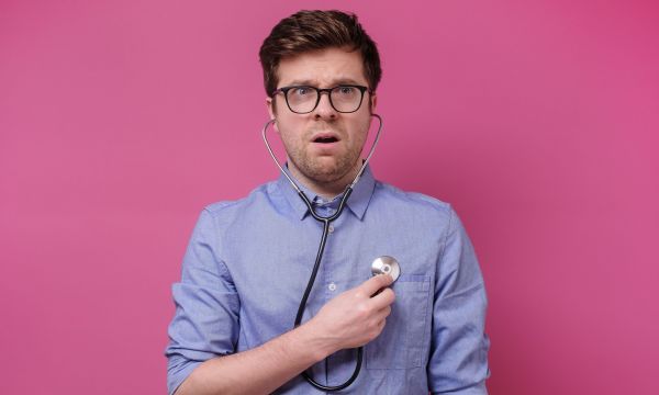 Ξαφνικό φτερούγισμα στην καρδιά: Γιατί συμβαίνει — Πότε σηματοδοτεί κίνδυνο