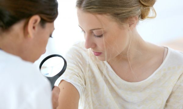 Τα 10 πιο σημαντικά σημάδια καρκίνου του δέρματος, σύμφωνα με τους δερματολόγους