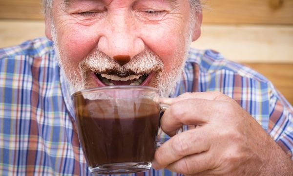 Συστατικό σε σοκολάτα επιβραδύνει τη βιολογική γήρανση – Ποια σοκολάτα είναι