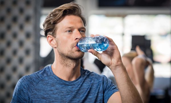 Οι κρυφοί κίνδυνοι από το εμφιαλωμένο νερό: Τι προειδοποιούν επιστήμη και ειδικοί δημόσιας Υγείας