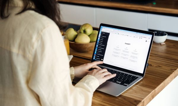 Έρευνα: Οι Έλληνες «τσεκάρουν» τον γιατρό τους με το ChatGPT