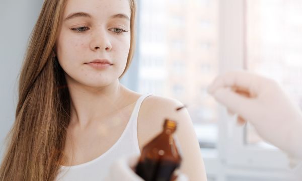 Λειτουργεί όντως η εφαρμογή ιωδίου στα σπυράκια; Τι λένε οι δερματολόγοι