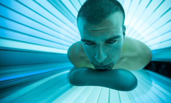 Καταδικαστική νέα έρευνα για τα σολάριουμ: Τριπλασιάζουν τον κίνδυνο μελανώματος