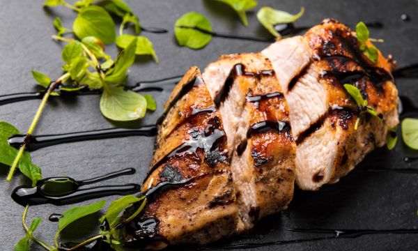 Υγιεινό και ζουμερό κοτόπουλο με φέτα και βαλσάμικο: Διατροφική αξία – Τι σας προσφέρει