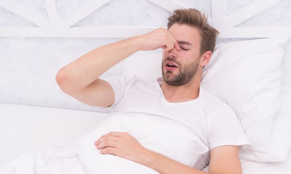 Πού οφείλονται οι πονοκέφαλοι μόλις ξυπνάτε – Τι πρέπει να κάνετε