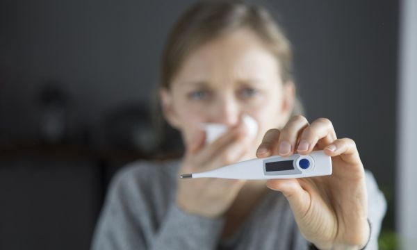 Τι είναι η “σούπερ-γρίπη” του φετινού χειμώνα: Πώς ξεχωρίζει από κρυολόγημα και COVID-19