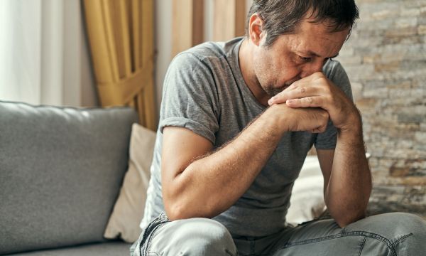 Τα 6 καταθλιπτικά συμπτώματα μέσης ηλικίας που συνδέονται με την άνοια πολύ αργότερα