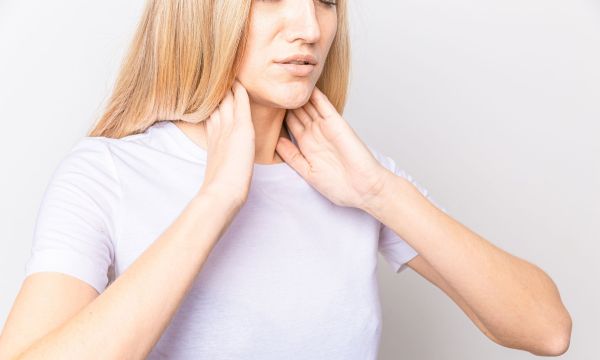 Συμπτώματα βρογχοκήλης: Προειδοποιητικά σημάδια στον θυρεοειδή που δεν πρέπει να χάσετε