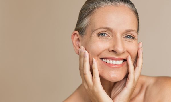 Ώριμο δέρμα: Πώς η ενυδάτωση και το γλυκολικό οξύ επαναφέρουν τη φρεσκάδα του