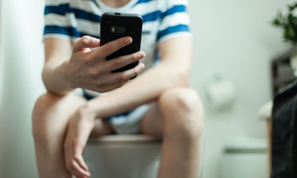 Πηγαίνετε τουαλέτα μόνο στο σπίτι; Γαστρεντερολόγος εξηγεί το γερμανικό “heimscheisser”