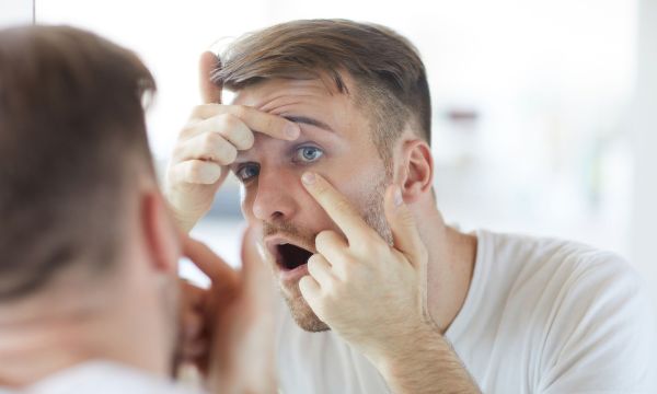 Γιατί ξυπνάτε με κατακόκκινα μάτια; Πότε είναι αιτία ανησυχίας