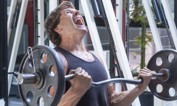 “Βγάλτε το από μέσα σας”: Οι βρισιές μας κάνουν σωματικά πιο δυνατούς