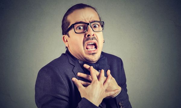 Πόνος στο στήθος από άγχος: Πώς οι κρίσεις πανικού και το στρες μιμούνται το έμφραγμα