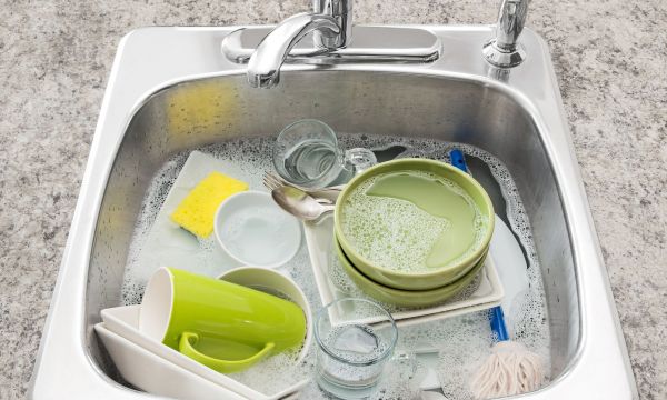 Γιατί δεν πρέπει να μουλιάζετε πιάτα και κουζινικά στον νεροχύτη όλη τη νύχτα