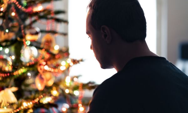 Γιατί το άγχος και η μοναξιά αυξάνονται τα Χριστούγεννα — Τι βοηθάει πραγματικά